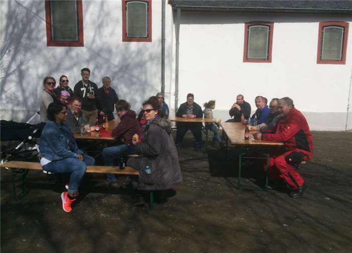 Nach getaner Arbeit fanden sich die Helfer noch zu einem Imbiss und geselligem Beisammensein an der Alten Schule ein.  privat