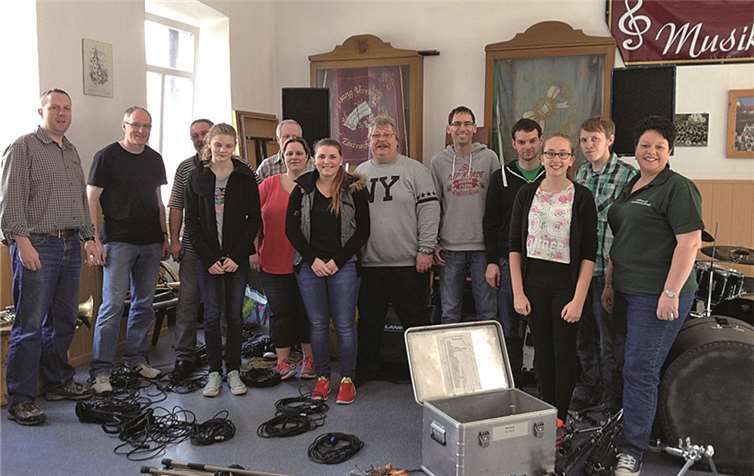 Nach getaner Arbeit freuen sich die Mitglieder des Musikvereins Brodenbach e.V. auf den Saisonstart am 17. Maiauf der Brodenbacher Kirmes. privat