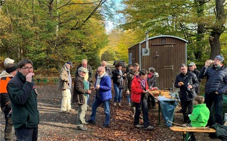 Nach getaner Arbeit konnten sich alle bei Grillwürstchen und gekühlten Getränken stärken.