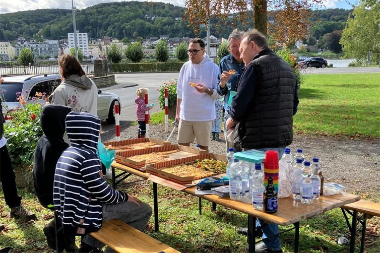 Nach getaner Arbeit lädt der Ortsverband alle Helferinnen und Helfer zum Pizzaessen ein.Foto: RhineCleanup Erpel 2025