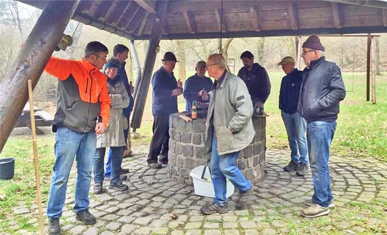 Nach getaner Arbeit lässt es sich gut Grillen. Die Teilnehmer der Saubermannsaktion stärken sich an der Grillhütte.Foto: M. Rosenbach