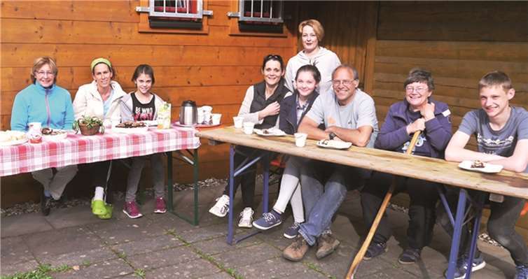 Nach getaner Arbeit ließen sich die fleißigen Helfer den leckeren Kuchen schmecken. TC Steimel