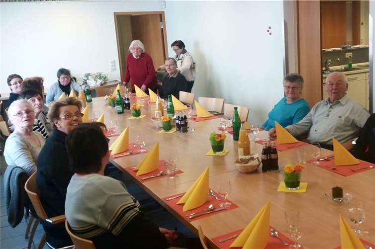 Nach getaner Arbeit nahmen die Hobbyköche an der festlich gedeckten Tafel Platz. privat