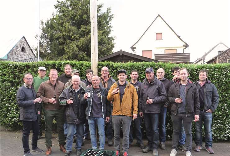 Nach getaner Arbeit spendierte der 1. Beigeordnete Thomas Schneider (links) im Namen der Stadt für alle Akteure ein Vulkanbier.