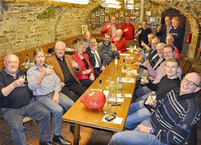 Nach getaner Arbeit stießen die Mitglieder der Weinbaugemeinschaft bei der Jahresversammlung gerne mit einem Gläschen Wein an. AB