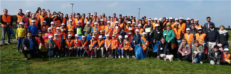 Nach getaner Arbeit versammelten sich die Helfer, die alle eine bedruckte Baseballkappe erhalten hatten. Foto: privat