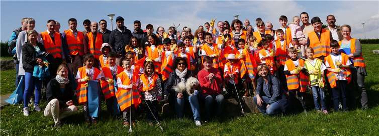 Nach getaner Arbeit versammelten sich die Helfer zum Gruppenfoto. Fotos: