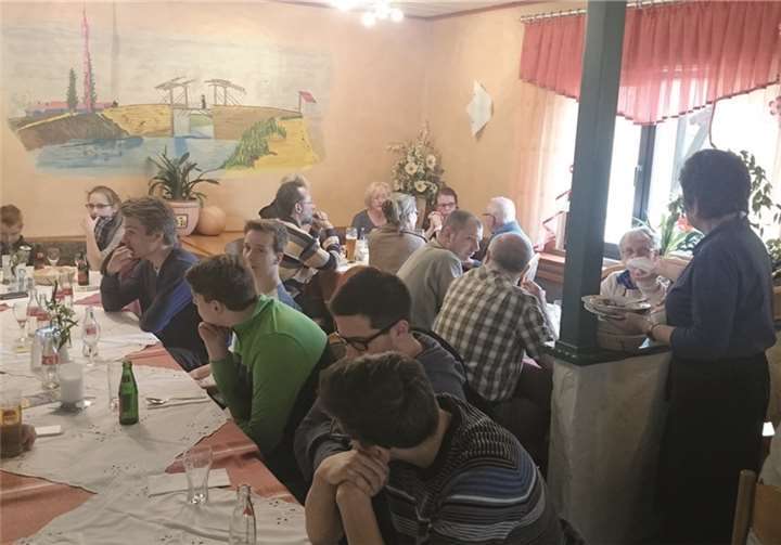 Nach getaner Arbeit versammelten sich die Helfer zum geselligen Teil im Schützenhaus.privat