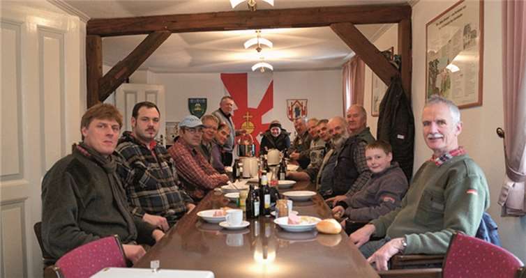 Nach getaner Arbeit (v.l.n.r.): Uwe Osterloh, Stefan Pelzer, Hans Gutschmidt, Jan Gesau Klaus-Peter Oster, Josef Seul, Natalja Koek, Eduard Israel, Bernhard Israel, Jürgen Scherer, Bruno Ringel, Theo Neideck, Claudio Röser (der jüngste Teilnehmer) und Arno Schmitz (Bürgermeisterkandidat). privat