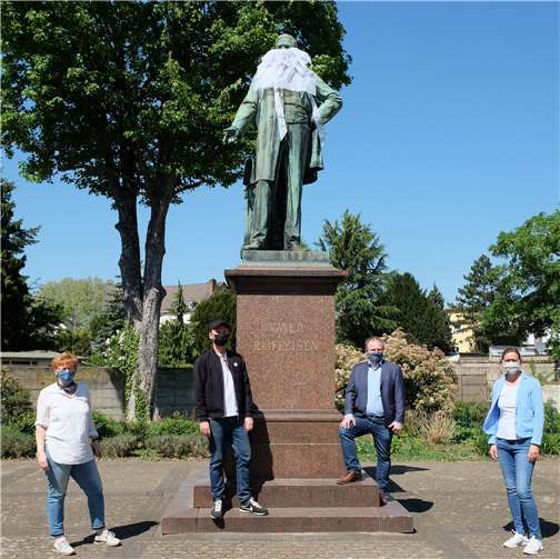 Nach getaner Arbeit (von links): Amtsleiterin Petra Neuendorf, Künstler Elmar Hermann, Oberbürgermeister Jan Einig und Benita Roos, Leiterin der StadtGalerie, vor dem Raiffeisen-Denkmal. Quelle: Stadt Neuwied