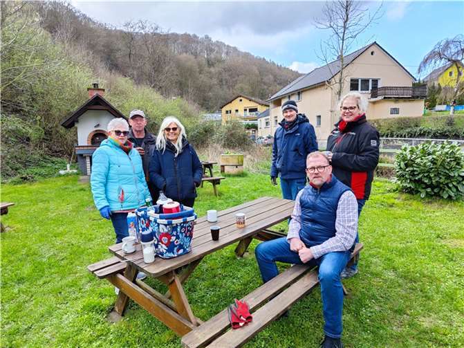 Nach getaner Arbeit war noch Zeit zum Gedankenaustausch am Vereinsbackes.  Foto: OGV Kasbach