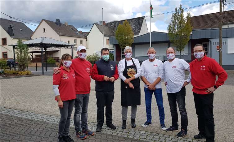 Nach getaner Arbeit zog das Vorstandsteam der MSK mit ihren Vorsitzenden Friedhelm Haymann (2. Von rechts) ein positives Fazit der „Kröbbelcher-Aktion“, die anstelle des beliebten Herbstfestes durchgeführt wurde.Fotos: KH