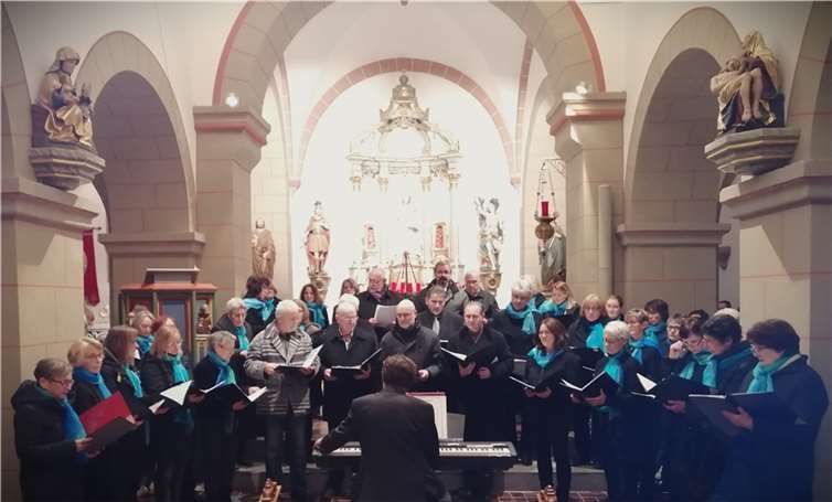 Den Advent besinnlich angestimmt! Nach großem Applaus traten die Männer hinzu und stimmten mit den Frauen als „Gemischter Chor Maifeldgruß“ das Lied „In das Warten dieser Welt“ an. Foto: privat