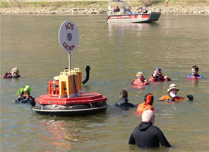 Nach gut 80 Minuten erreichten die ersten Osterschwimmer das Cochemer Ufer.