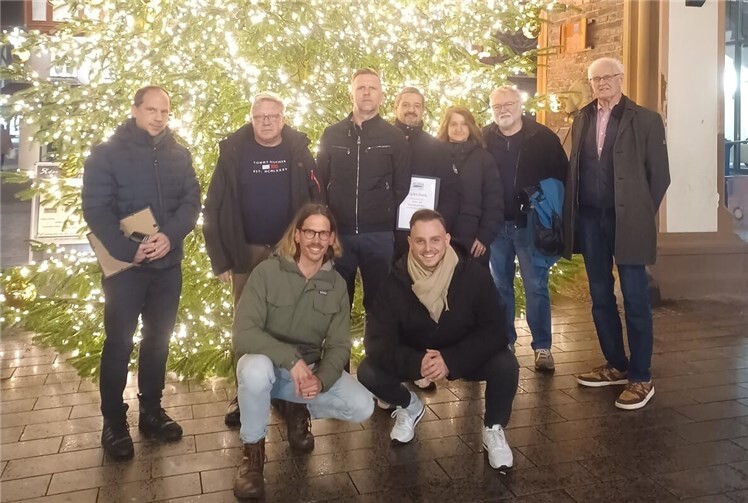 Nach ihrem Auftaktgespräch trafen sich die neuen Solar- und Wärmebotschafter noch zu einem Glühwein oder Punsch beim Weihnachtszauber in Montabaur. Mit dabei die beiden Koordinatoren (vorne v.l.) Max Weber und Julian Herbst vom Team Klimaschutz der VG-Verwaltung. Foto: VG Montabaur / Christina Weiß