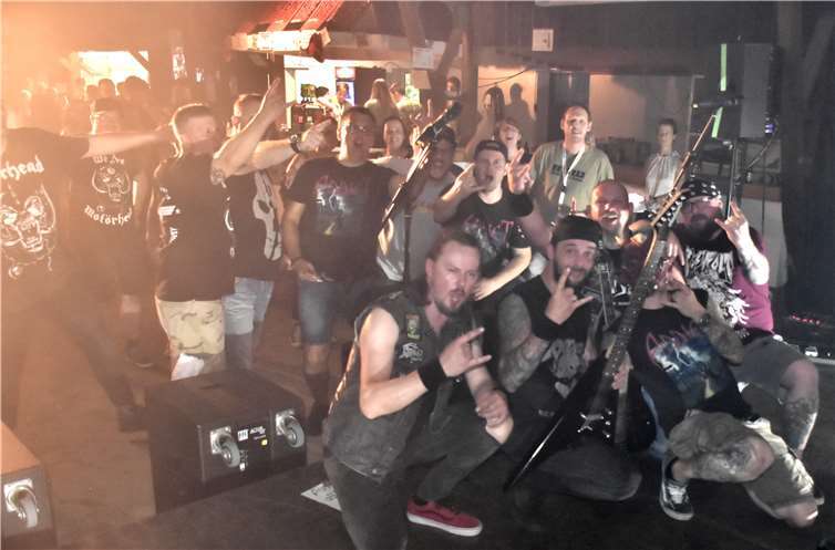 Nach ihrem Auftritt in der Trinksporthalleießen sich die Jungs von Addict von ihren Fans fotografieren.