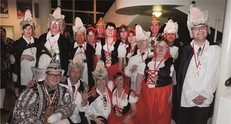 Nach ihrem Auftritt posierten die „Big Hands“ gemeinsam mit Prinz Timo I. im Foyer der Laacher See-Halle.