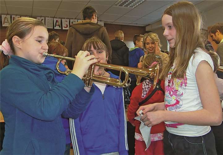 Nach ihrem Auftritt zeigten die Mitglieder der Bigband-Klasse den Viertklässlern ihre Musikinstrumente.
