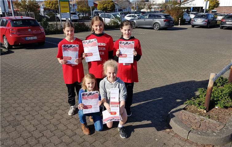 Nach ihrem Spiel verteilten die Mädchen Flyer für die DKMS in der Stadt Rheinbach. Foto: privat
