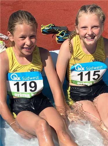 Nach ihrem Vierkampf suchen Celina Medinger und Leonie Böckmann Abkühlung.