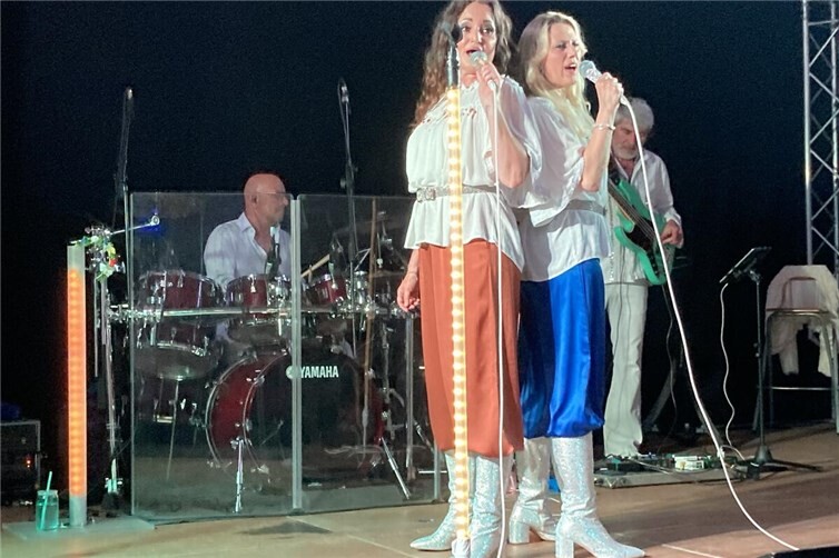 Nach ihrem großen Erfolg im vergangenen Jahr präsentierte das Erfolgsensemble „Noble Composition“ erneut seine ABBA Tribute Show vor einer begeisterten Fangemeinde.
