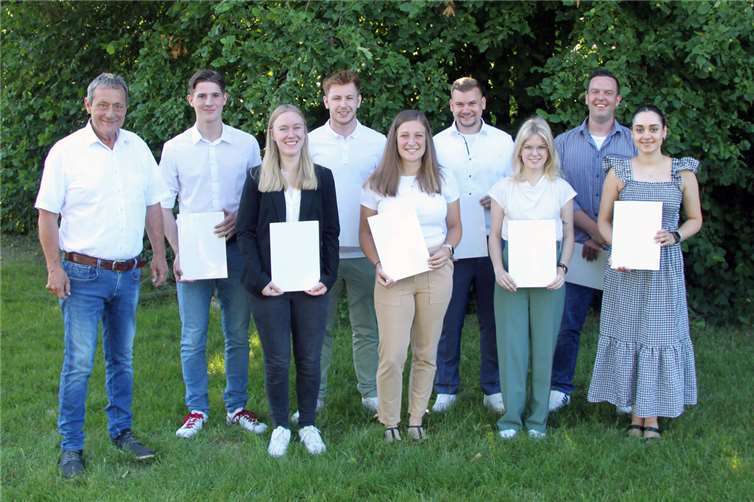 Nach ihren erfolgreichen Abschlüssen verbleiben alle acht jungen Beamtinnen und Beamte im Dienst des Westerwaldkreises: (v.l.) Landrat Achim Schwickert Landrat, Lennart Kohlenbeck, Corinna Pfeiffer, Jannis Mohr, Jana Helsper, Luis Wengenroth, Alina Helsper, Nico Jex, Aleyna Havva Cakir. Foto: Kreisverwaltung / Carolin Faller