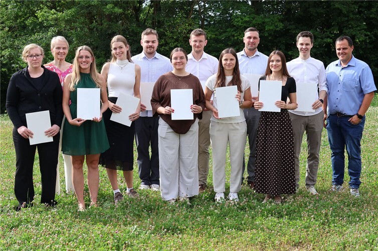 Nach ihren erfolgreichen Abschlüssen verbleiben alle zehn jungen Beamtinnen und Beamte im Dienst des Westerwaldkreises: (v. l. n. r.) Jennifer Bovin, Gabriele Wieland (Erste Kreisbeigeordnete), Maria Metz, Charline Hoffmann, Philipp Spitzley, Marielle Pawlik, Maurice Schuster, Maya Kohlenbeck, Maximilian Asbach, Julia Griebling, Jan Hebgen, Sebastian Wehr (Ausbildungsleiter).