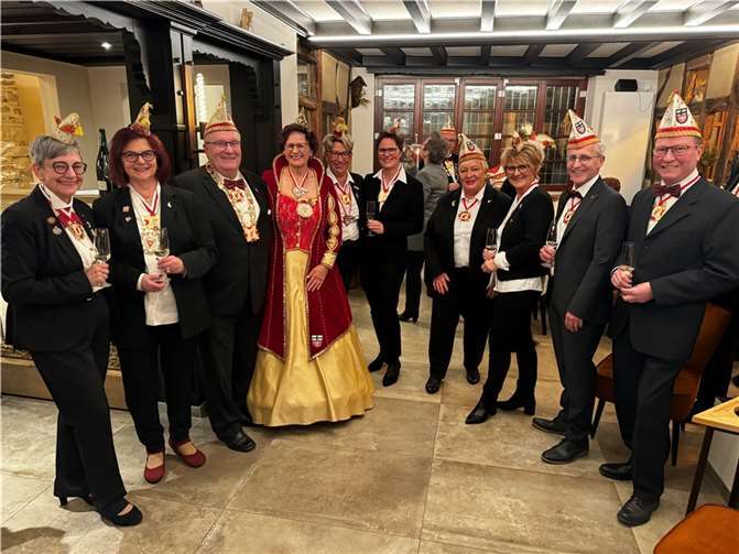Nach ihrer Aufnahme in den AKG-Senat stellten sich alle zum gemeinsamen Foto auf: v.li. Irmgard Friedrich, Geburtstagskind Rita Lauter, Senatspräsident Joe Platz, Prinzessin Ingrid I. Derra mit ihrer Adjutantin Dagmar Platz, Manuela Schumacher, Jutta Leonhardt, Klaudia Diewald, Kambitz Bardjasteh und Jürgen Maur. Quelle: AKG