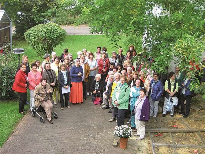 Nach ihrer Delegiertenversammlung besuchten die Landfrauen des Kreises Ahrweiler noch das Schammatdorf auf dem Anwesen der Abtei St. Matthias. privat