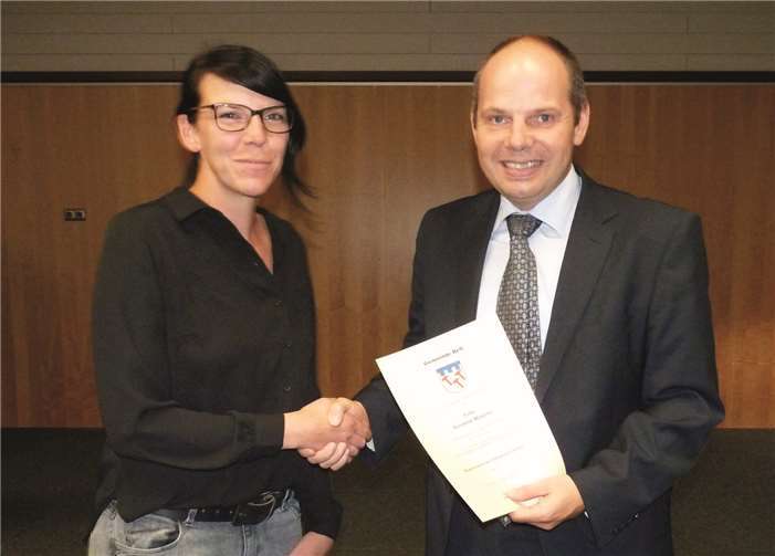 Nach ihrer Ernennung zur Beigeordneten nahm auch die Beigeordnete Susanne Wagner die Glückwünsche des neuen Ortsbürgermeisters entgegen.