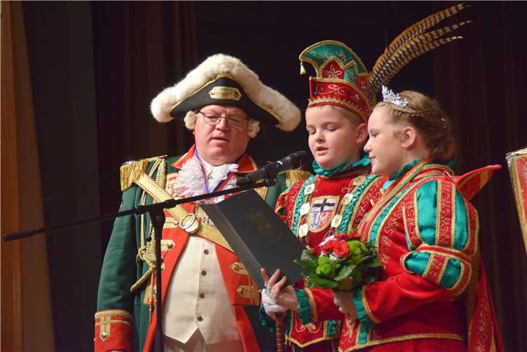 Nach ihrer Proklamation verlasen Prinz Tim I. und Prinzessin Hannah I. an der Seite von Willi Hohn ihre sieben närrischen Gebote. Fotos: ESF