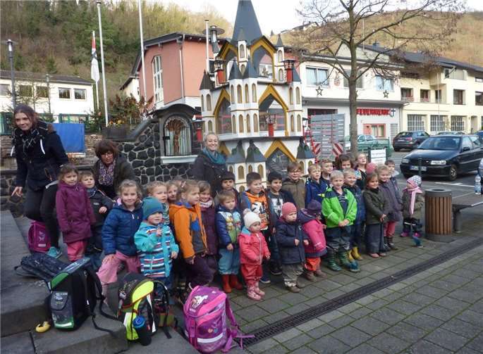 Nach ihrer Überholung durch Peter Rüssel ist rund fünf Meter hohe Weihnachtspyramide wieder absoluter Blickfang.  privat