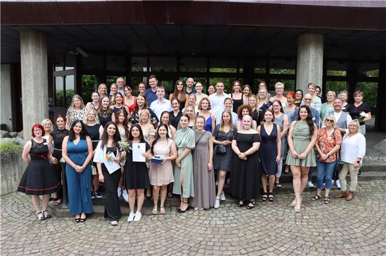 Nach ihrer dreijährigen Ausbildung zur Pflegefachfrau/zum Pflegefachmann haben 39 junge Frauen und Männer ihr Examen der generalistischen Pflegeausbildung mit Bravour bestanden. Sie freuen sich darüber zusammen mit den Ausbilderinnen und Ausbildern des Rheinischen Bildungszentrums und der Einrichtungen, in denen sie ihre praktische Ausbildung absolviert haben.  Foto: Florian Metzler