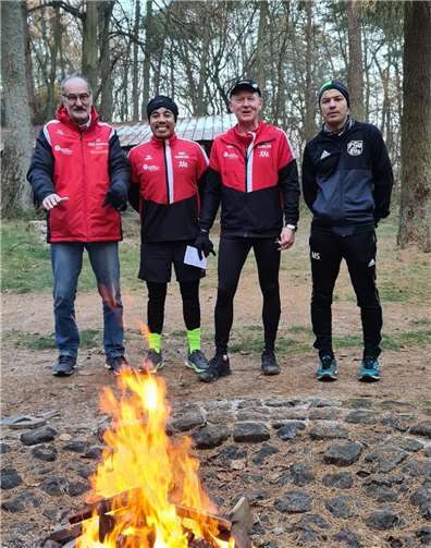 Nach insgesamt gelaufenen 75 km in Bell kam eine Aufwärmung sehr gelegen.  Foto: privat