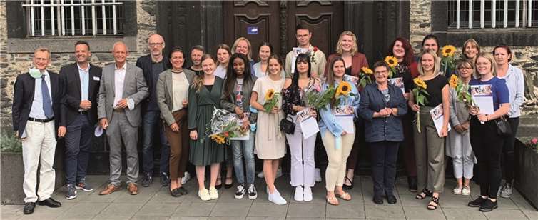 Nach intensiver Ausbildung bestanden 16 Schülerinnen und Schüler an der Pflegeschule des St. Nikolaus-Stiftshospitals ihr Examen als Gesundheits- und Krankenpflegende mit sehr guten Ergebnissen. Foto: St. Nikolaus-Stiftshospital