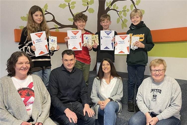 Nach intensiver Beratung stand der Schulsieger fest: Béla Noack gewann den Schulentscheid und wurde unter großem Applaus geehrt. Alle vier Vorleser erhielten ihre Urkunden sowie tolle Buchpreise. Foto: Hocheifel Realschule plus mit FOS