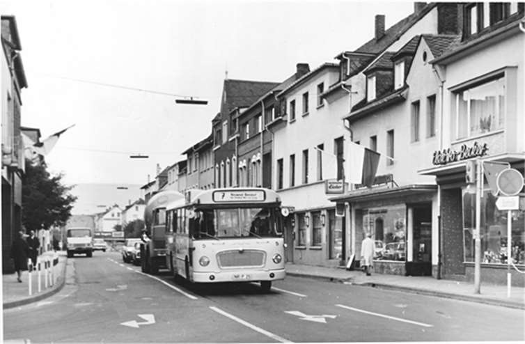 Nach jahrzehntelangen Bemühungen war es im August 1969 endlich soweit und man konnte von Engers, damals noch eine selbstständige Stadt, mit dem Omnibus nach Bendorf fahren.Foto: Sammlung Moritz