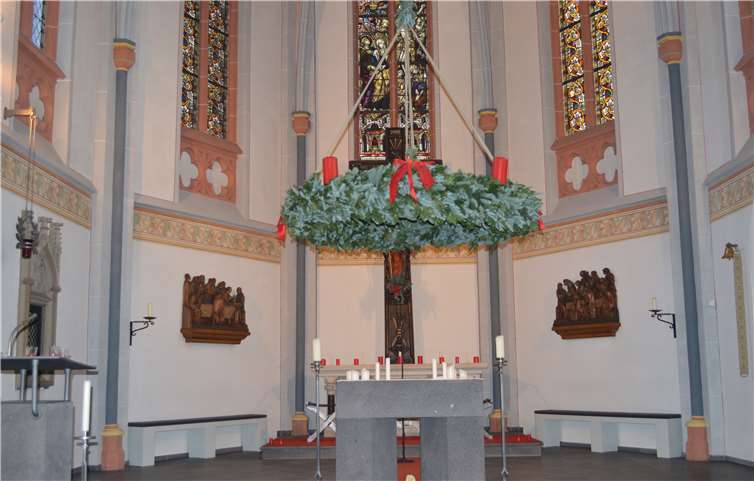 Nach jeder Menge Arbeit konnte der Adventskranz mit 1,80 Meter Durchmesser nach entzünden der ersten Kerze in die Höhe gezogen werden.AB