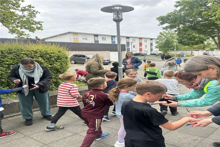 Nach jeder gelaufenen Runde erhielten die Kinder einen Vermerkt auf ihrem Arm.