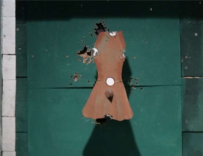 Nach kämpferischem Ringenzerbrach der Rumpf nach dem 32. Schuss.