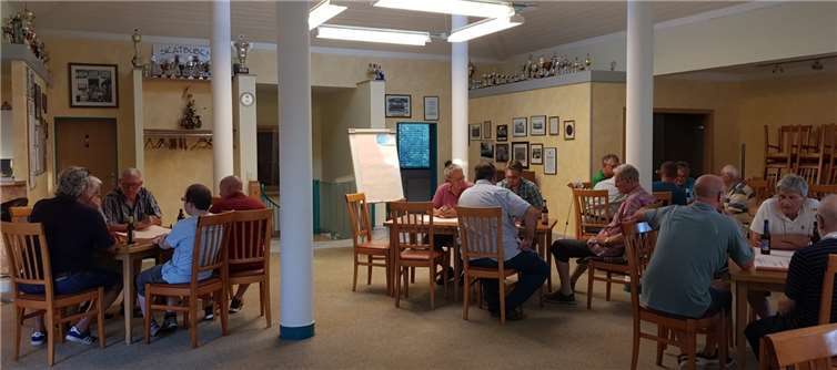 Nach kurzer Zeit hörte man konzentrierte, lebhafte Gespräche und ein konstantes Murmeln im Raum. Foto: privat
