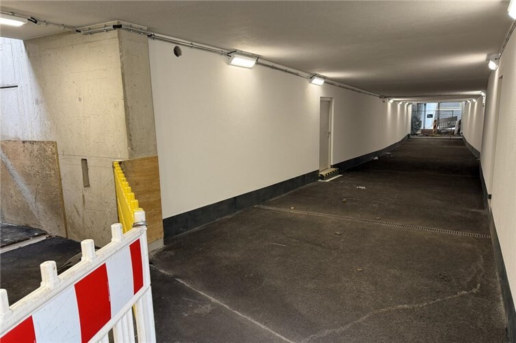 Nach kurzfristigen Ankündigungen und Terminverschiebungen hat die Bahn jetzt den Zugang zur neuen Personenunterführung am Bahnhof Sinzig geöffnet.