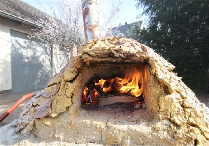 Nach längerer Trocknungsphase konnte der Ofen endlich befeuert werden.