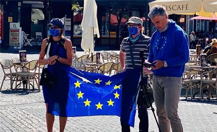 Nach längerer pandemiebedingter Pause hatte Pulse of Europe Neuwied wieder zu einer Demo auf den Luisenplatz eingeladen.Foto: Pulse of Europe