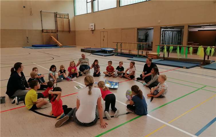 Nach langer Corona Pause freuten sich 17 Weltentdecker-Kids mit Jugendpflegerin Tina Noack- Dziuk und ihrem Team, Honorarkraft Julia Raths sowie die engagierten Helfer, Julia Frömbgen, Melanie Nolden und Nina Manthey, sich in der Turnhalle in Ringen erneut auf die Reise zu machen in ein weit entferntes Land.Foto: privat