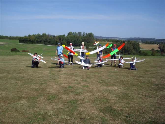 Nach langer Corona- und Winterpause können nun auch alte und junge Modellflieger wieder ihrem geliebten Sport und Hobby auf dem heimischen Flugplatz fröhnen. Foto: privat