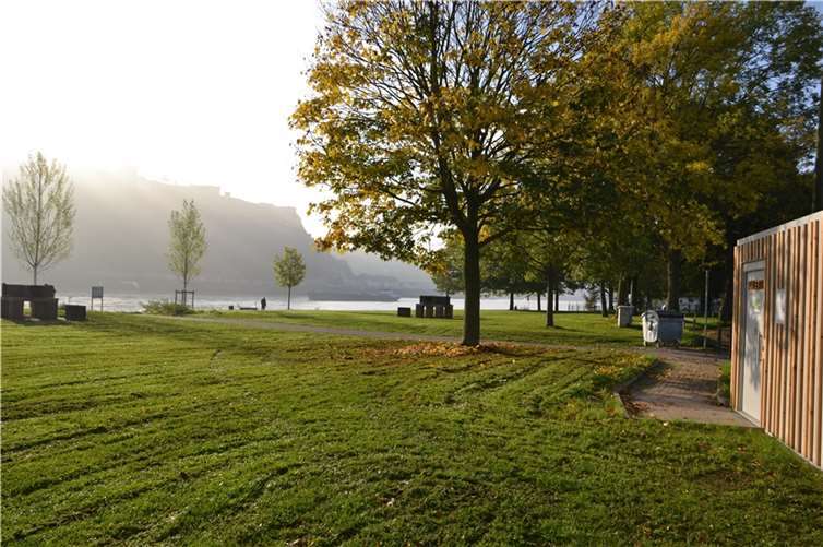 Nach langer Lieferzeit konnten am Schartwiesenweg in Neuendorf zwei Eco-Toiletten aufgestellt werden. Die Saison auf der Grillwiese endet aber bereits in gut einer Woche am 31. Oktober. Fotos: Stadt Koblenz / Verena Groß