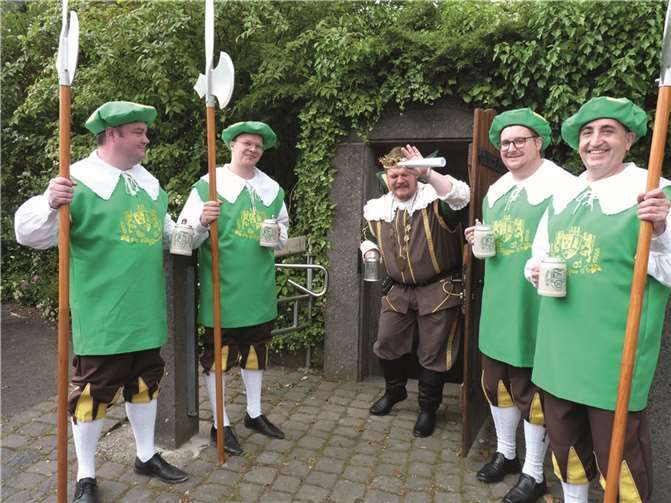 Nach langer Pause entsteigt Gambrinus den dunklen Felsenkellern. Fotos: FRE