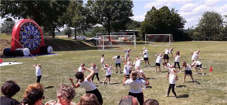Nach langer Pause richtete der SV Rot-Weiß Macken e.V. das diesjährige Dorffest aus. Foto: privat