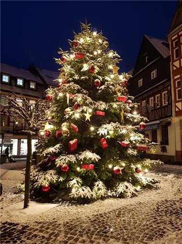 Nach langer Zeit verwandelt sich die Adenauer Innenstadt in diesem Jahr wieder in eine stimmungsvolle Adventslandschaft. Foto: Tourist-Information Hocheifel-Nürburgring